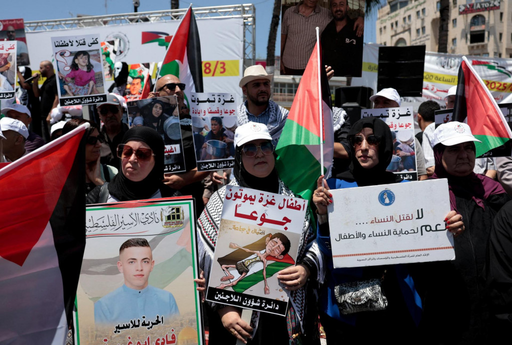 Jeden z najväčších protestných pochodov sa konal v Ramalláhu, sídle Palestínskej samosprávy, ležiacom severne od Jeruzalema. FOTO: REUTERS