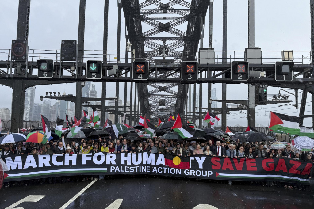 Na snímke tisíce propalestínskych demonštrantov pochodujú cez most v austrálskom Sydney na protest proti izraelskej vojenskej ofenzíve v Pásme Gazy. FOTO: TASR/AP