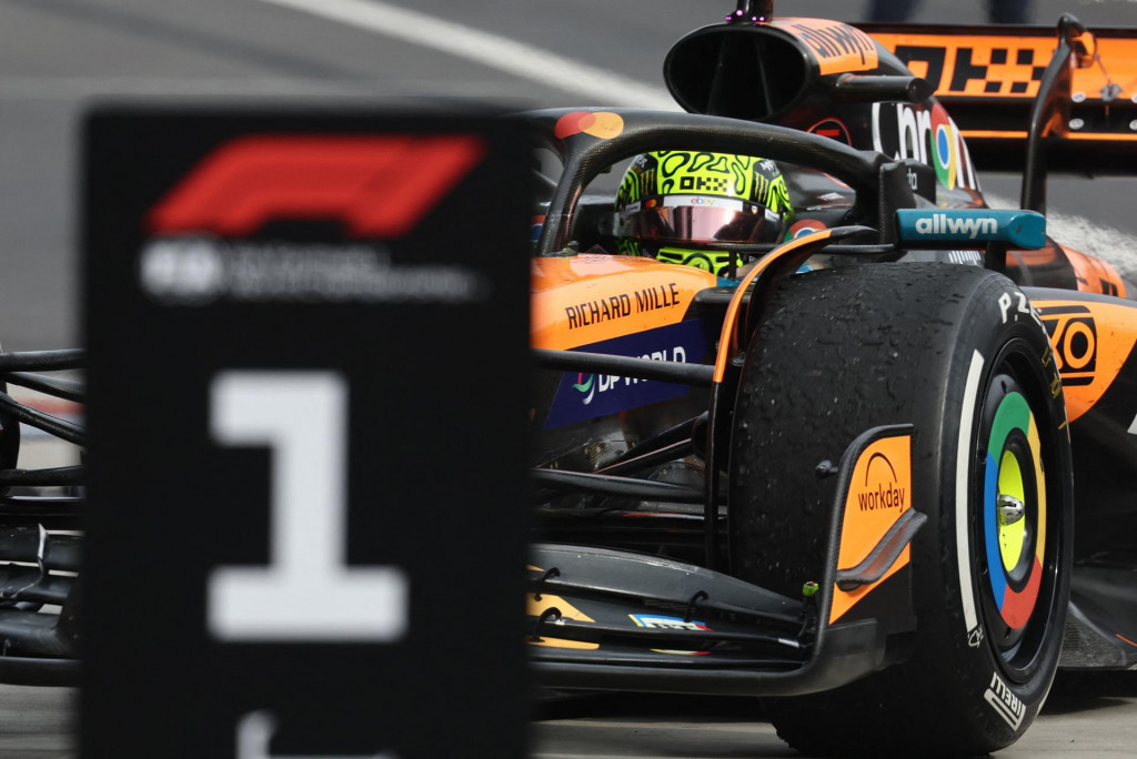 McLaren dosiahol „double“ štvrtýkrát za sebou, jeho jazdci boli na prvých dvoch priečkach aj v Rakúsku, Belgicku a vo Veľkej Británii. FOTO: REUTERS