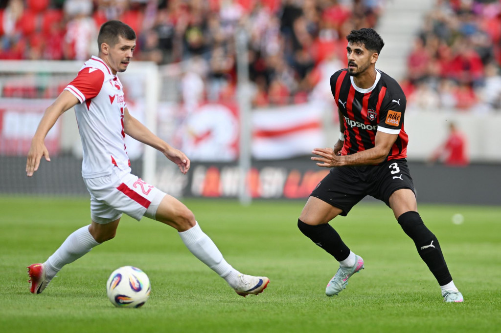 Na snímke vpravo hráč Trnavy Roko Jureškin a hráč Trenčína Lukáš Skovajsa počas zápasu 2. kola Niké ligy medzi AS Trenčín a FC Spartak Trnava v Trenčíne v nedeľu 3. augusta 2025. FOTO: TASR/Lukáš Grinaj