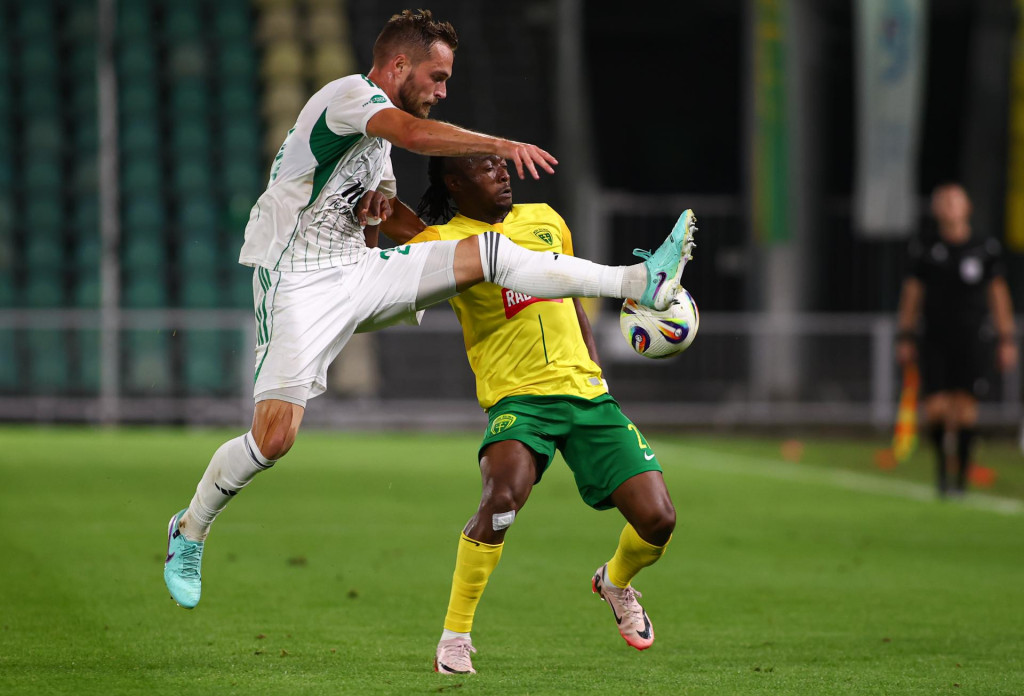 Na snímke sprava Ridwan Sanusi (Žilina) a Juraj Kotula (Prešov) bojujú o loptu v zápase 2. kola futbalovej Niké ligy medzi MŠK Žilina - FC Tatran Prešov. FOTO: TASR/Daniel Stehlík