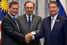 Kambodžský premiér Hun Manet, malajzijský premiér Anwar Ibrahim a úradujúci thajský premiér Phumtham Wechayachai počas predošlých mediačných rozhovorov o thajsko-kambodžskom pohraničnom konflikte v Putrajaya v Malajzii 28. júla 2025. FOTO: REUTERS