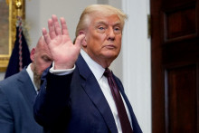 Prezident Donald Trump pred tlačovou konferenciou máva novinárom. FOTO: REUTERS