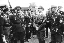 Až podozrivo často? Typický fúzik bol určite Hitlerovým rozpoznávacím znakom. No ruky zložené v rozkroku sú tým druhým. Výrazne to vyniká v súvislosti so špekuláciami o jeho genitáliách.