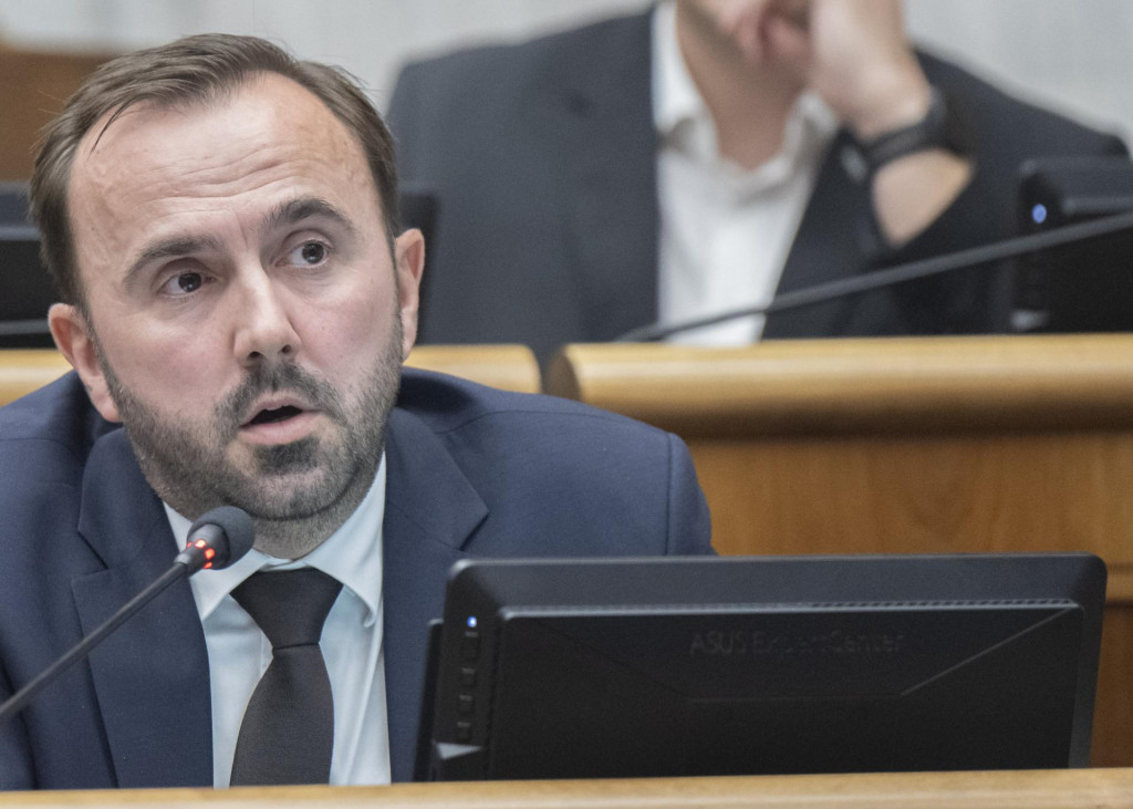 Štefan KIšš (Progresívne Slovensko) tvrdí, že transakčná daň poškodzuje podnikateľské prostredie a nezabezpečuje očakávané príjmy do štátneho rozpočtu. FOTO: TASR/Martin Baumann