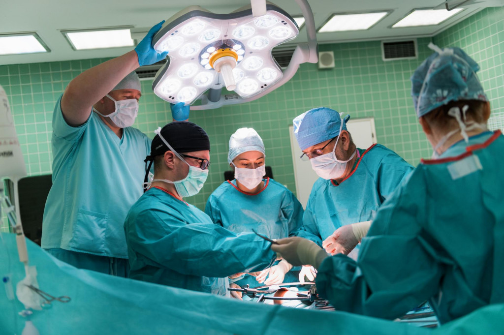 Operačný zákrok sa uskutočnil v spolupráci s lekármi z Kliniky diabetológie Inštitútu klinickej a experimentálnej medicíny (IKEM) v Prahe.