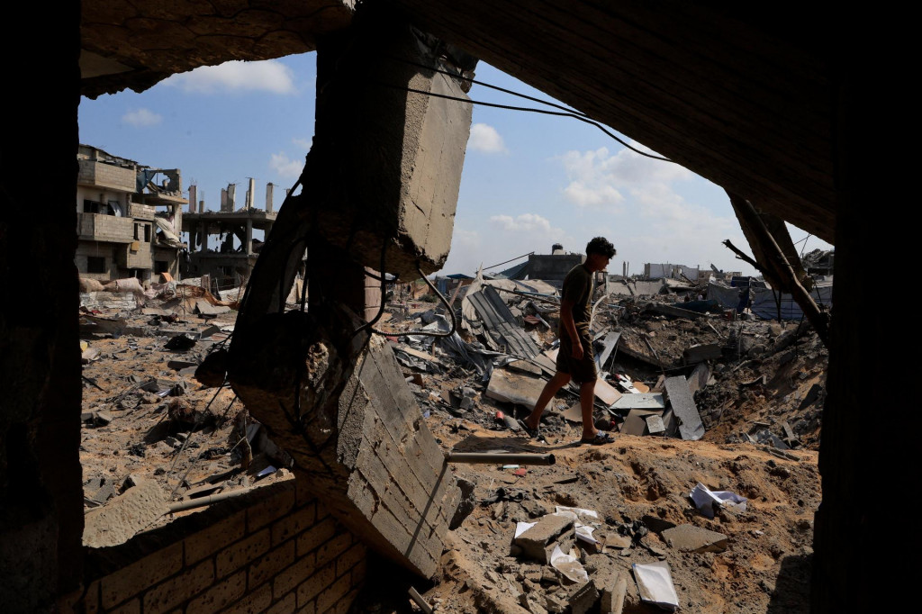 Palestínčan sa prechádza medzi troskami na mieste domov zničených počas izraelského náletu v centrálnom Pásme Gazy. FOTO: Reuters