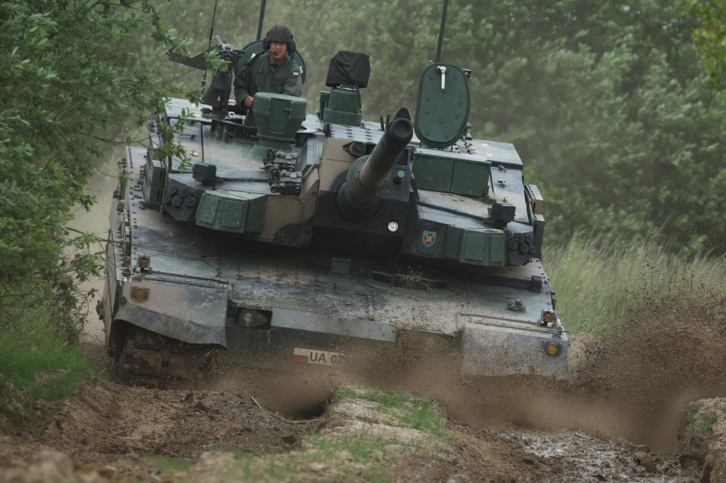 Poľskí vojaci jazdia na tanku K2 Black Panther vyrobenom v Južnej Kórei počas cvičenia. FOTO: Reuters