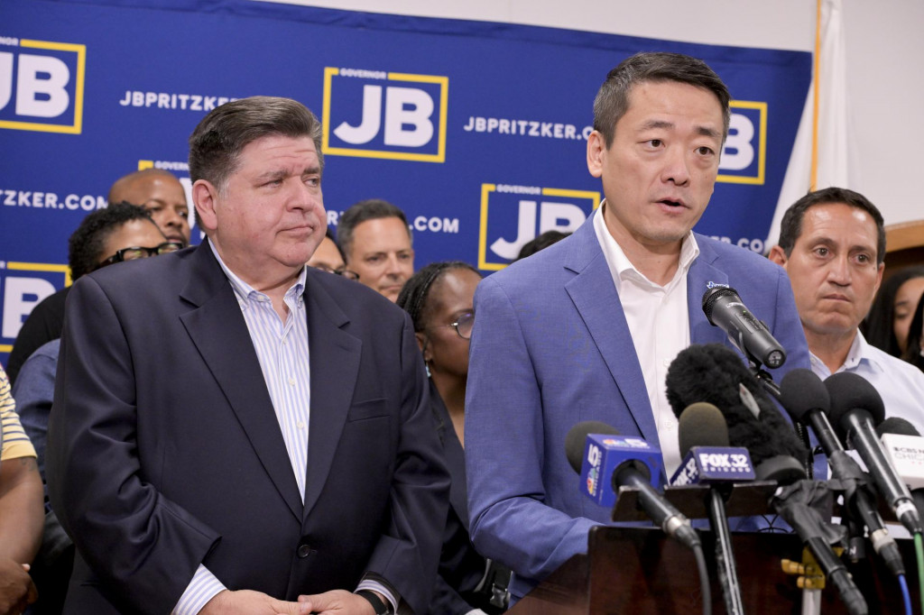 Predstaviteľ Demokratickej strany Gene Wu (uprostred), ďalší demokratický zákonodarcovia v texaskej snemovni reprezentantov a guvernér štátu Illinois Governor JB Pritzker (vľavo) počas tlačovej konferencie v Carol Streame v nedeľu 3. augusta 2025. Desiatky demokratických zákonodarcov v texaskej snemovni reprezentantov v nedeľu opustili štát, aby zabránili hlasovaniu o novej mape volebných obvodov. FOTO: TASR/AP