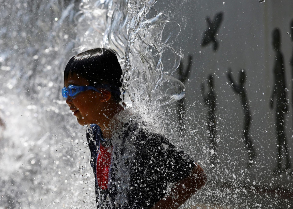 Japonská meteorologická agentúra informovala, že v pondelok zaznamenala až sedemnásť teplotných rekordov. FOTO: Reuters