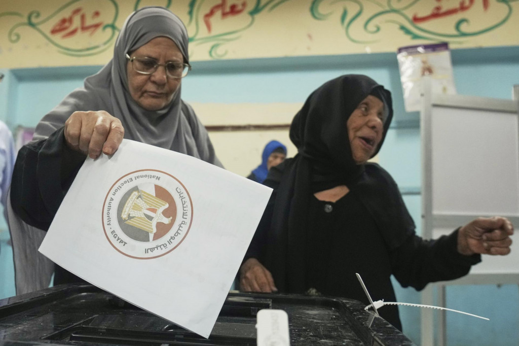 Volička volí vo volebnej miestnosti v Káhire počas volieb do Senátu v Egypte. FOTO: TASR/AP