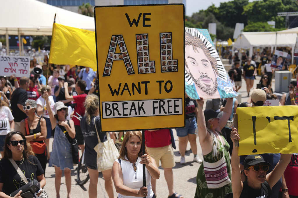 Rodinní príslušníci izraelských rukojemníkov, ktorých v palestínskej enkláve zadržiava militantné hnutie Hamas, protestujú na námestí známom ako námestie rukojemníkov v Tel Avive. FOTO: TASR/AP