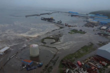 Vlny cunami zaplavili oblasť po silnom zemetrasení s magnitúdou 8,8, ktoré zasiahlo ruský polostrov Kamčatka v Severo-Kurilsku v Sachalinskej oblasti v Rusku. FOTO: Reuters/Geofyzikálna služba Ruska