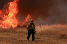 Hasiči okrem tohto požiaru bojujú aj s ďalšími dvoma v strednej Kalifornii, ktoré vypukli v pondelok – Rosa Fire a Gold Fire. Ani tam nie sú známe príčiny ich vzniku. FOTO: REUTERS