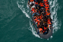 Nafukovací čln s migrantmi sa plavil smerom k Anglicku cez Lamanšský prieliv. FOTO: Reuters
