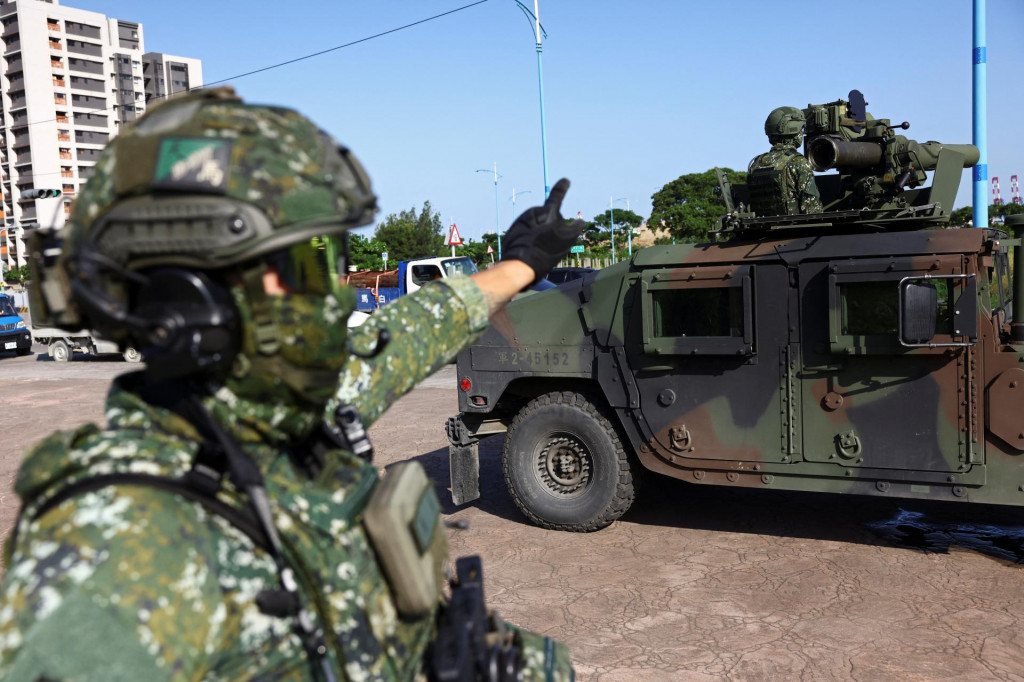 Záber z 15. júla zachytáva výjav z najväčšieho vojenského cvičenia v dejinách Taiwanu. Armáda v rámci neho operovala aj v uliciach Nového Tchaj-peju, ktorý susedí s taiwanskou metropolou. FOTO: Reuters.