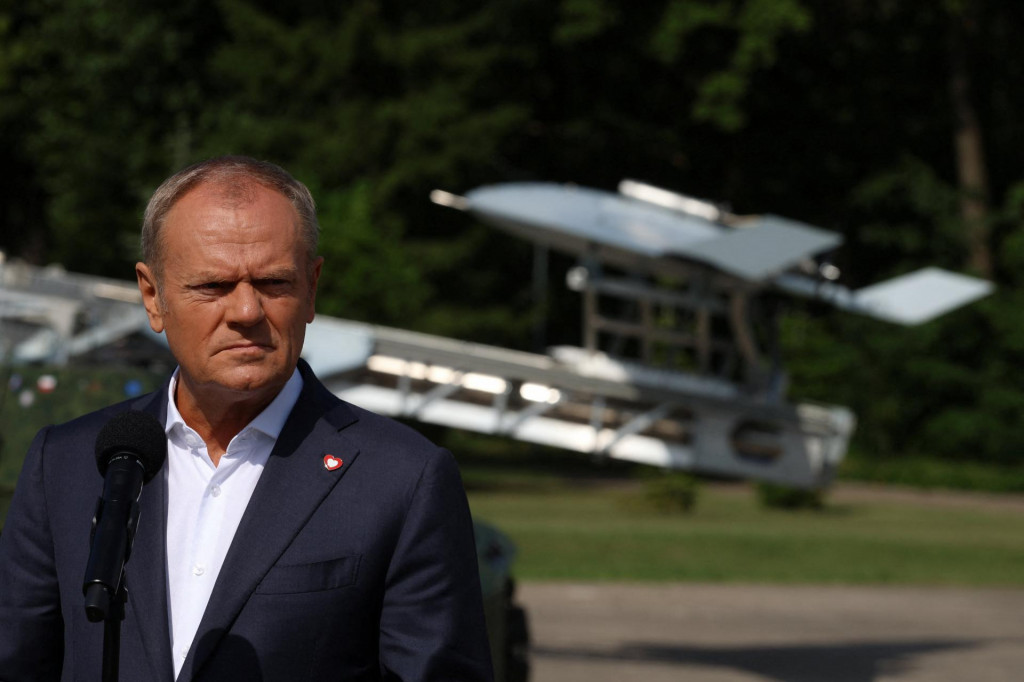 Poľský premiér Donald Tusk pri budovaní najsilnejšej pozemnej armády v EÚ nadväzuje na svojich konzervatívnych predchodcov. FOTO: Reuters