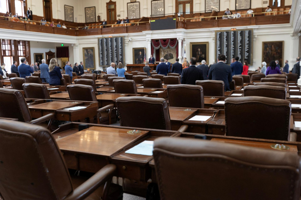 Stoličky, ktoré prevažne patria demokratickým zákonodarcom po tom, čo mnohí z nich opustili Texas, aby zabránili republikánom získať kvórum potrebné na prerozdelenie 38 kongresových obvodov. FOTO: Reuters