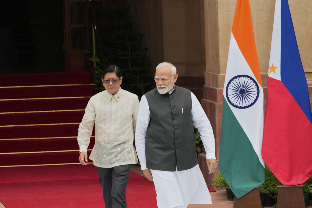 Indický premiér Naréndra Módí (vpravo) a filipínsky prezident Ferdinand Marcos počas stretnutia v Naí Dillí. FOTO: TASR/AP