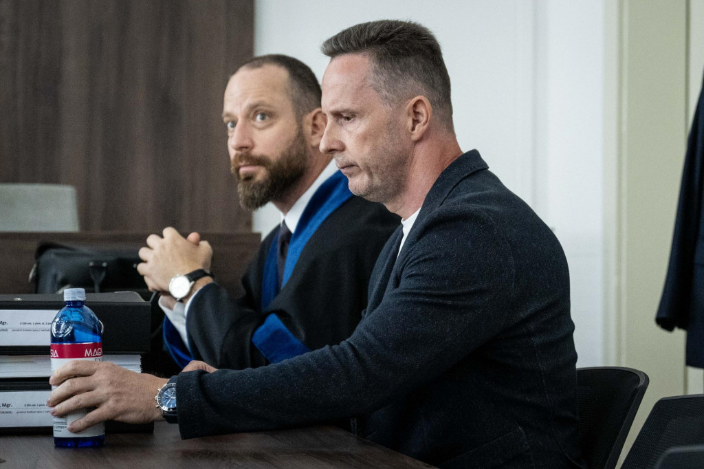 Zľava advokát Marek Para a exšéf finančnej jednotky Národnej kriminálnej agentúry (NAKA) Marián Zetocha. FOTO: TASR/Jakub Kotian