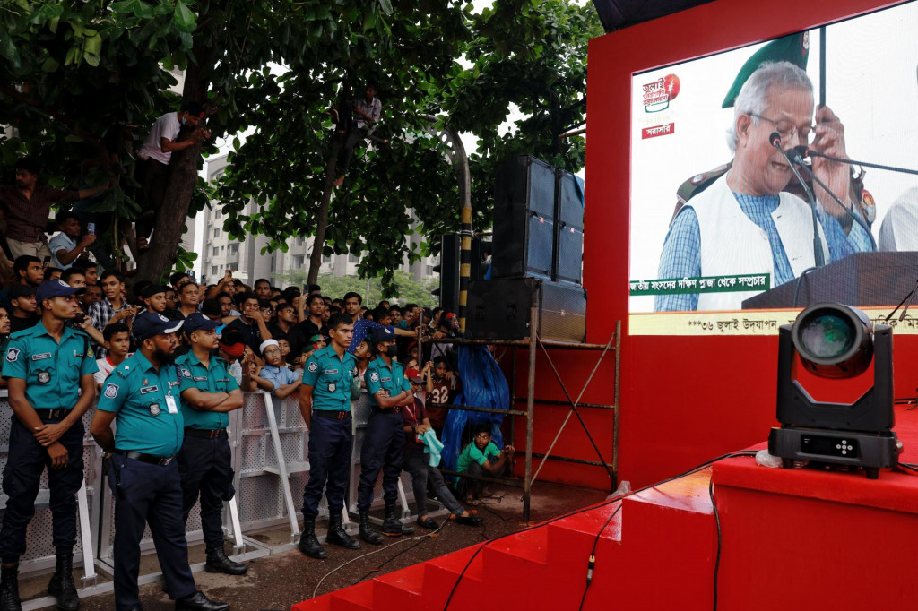 Na obrazovke úradujúci premiér Muhammad Júnus. FOTO: REUTERS
