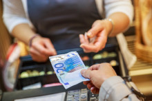 Pri platbe v hotovosti je riziko, že obchodník nevydá potvrdenie o platbe. FOTO: Shutterstock
