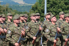 Do Národných obranných síl plánuje ísť podľa zistení HN viac poslancov opozície. Koalícia váha. FOTO: TASR/O. Hercegh