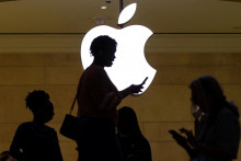 Peniaze vyčlenené spoločnosťou Apple budú použité okrem iného na to, aby sa väčšie množstvo komponentov pre zariadenia spoločnosti vyrábalo na území USA. FOTO: Reuters