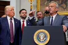 Známy odporca očkovania Kennedy škrtne 500 miliónov dolárov určených na vývoj vakcín. FOTO: REUTERS
