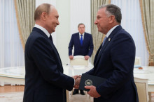 Ruský prezident Vladimir Putin víta vyslanca amerického prezidenta Donalda Trumpa Steva Witkoffa počas stretnutia v Moskve. FOTO: Reuters/Sputnik
