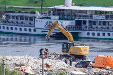 Pracovníci saského oddelenia pre zneškodňovanie výbušnín počas zneškodenia 250 kg bomby z druhej svetovej bomby, ktorá bola nájdená pri odstraňovaní trosiek mosta Carolabrücke v Drážďanoch. FOTO: TASR/DPA