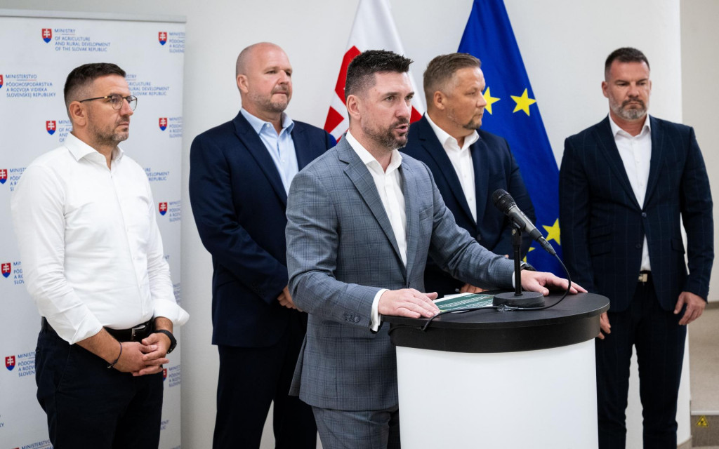 Na archívnej snímke zľava 1. podpredseda Slovenskej poľnohospodárskej a potravinárskej komory (SPPK) Emil Macho, minister pôdohospodárstva a rozvoja vidieka Richard Takáč (Smer-SD), predseda SPPK Andrej Gajdoš, generálny riaditeľ Pôdohospodárskej platobnej agentúry (PPA) Marek Čepko a generálny riaditeľ Sekcie rozvoja vidieka a priamych platieb na Ministerstve pôdohospodárstva a rozvoja vidieka (MPRV) Dušan Gábor. FOTO: TASR/Jakub Kotian