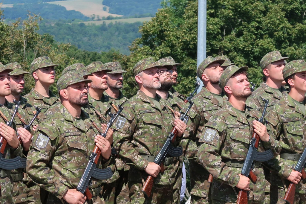 Do Národných obranných síl plánuje ísť podľa zistení HN viac poslancov opozície. Koalícia váha. FOTO: TASR/O. Hercegh