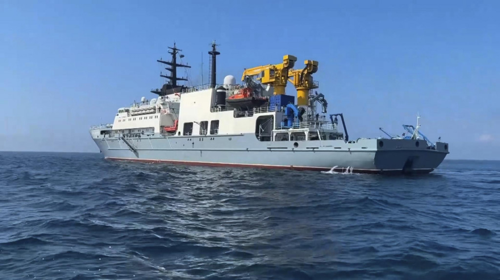 Na snímke ruská záchranná loď „Igor Belousov“ sa zúčastňuje na čínsko-ruskom vojenskom cvičení „Námorná spolupráca - 2025“ neďaleko ruského ďalekovýchodného prístavu Vladivostok. FOTO: TASR/AP
