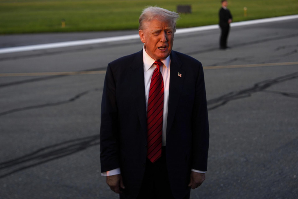 Na snímke prezident USA Donald Trump odpovedá na otázky novinárov pred nástupom do lietadla. FOTO: TASR/AP