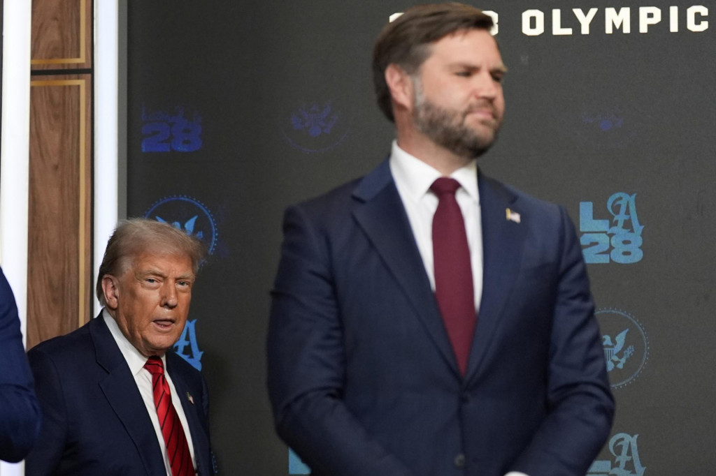 Na snímke americký prezident Donald Trump (vľavo) a americký viceprezident J.D. Vance. FOTO: TASR/AP
