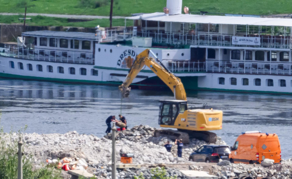 Pracovníci saského oddelenia pre zneškodňovanie výbušnín počas zneškodenia 250 kg bomby z druhej svetovej bomby, ktorá bola nájdená pri odstraňovaní trosiek mosta Carolabrücke v Drážďanoch. FOTO: TASR/DPA