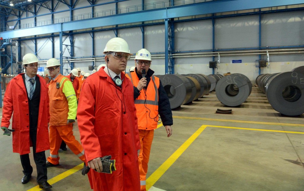 Premiér Robert Fico preferuje pri novej atómke zatiaľ Američanov. Na archívnej snímke z roku 2013 je Fico v košickej U. S. Steel, kde v tom čase tiež podpisoval memorandum s americkým majiteľom huty.

FOTO: TASR/F. Iván