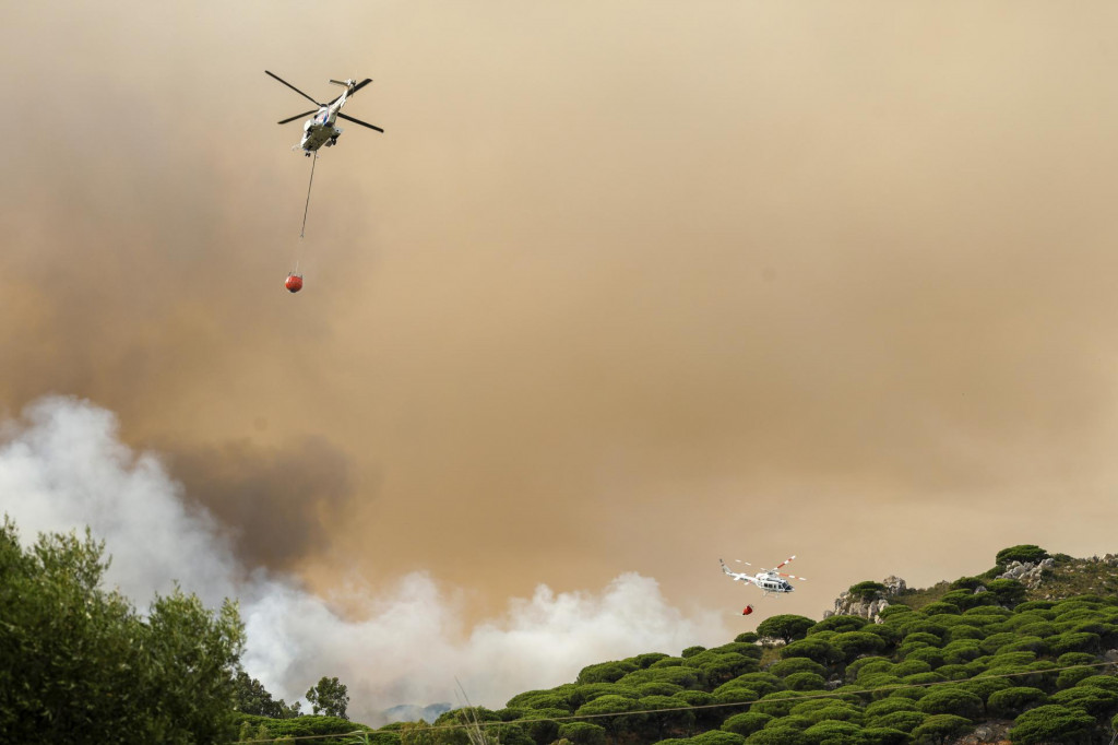 Hasičské vrtuľníky zhadzujú vodu na hasenie požiaru v Cádize v južnom Španielsku. FOTO: TASR/AP