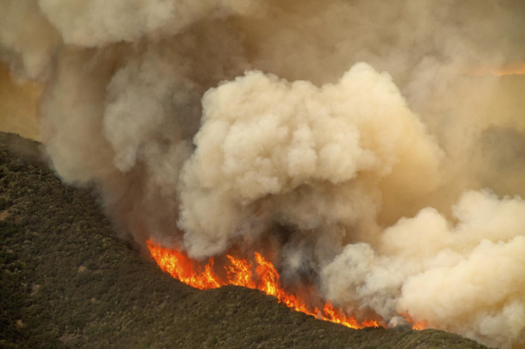 Lesný požiar Gifforde v národnom parku Los Padres v americkom štáte Kalifornia. FOTO: TASR/AP