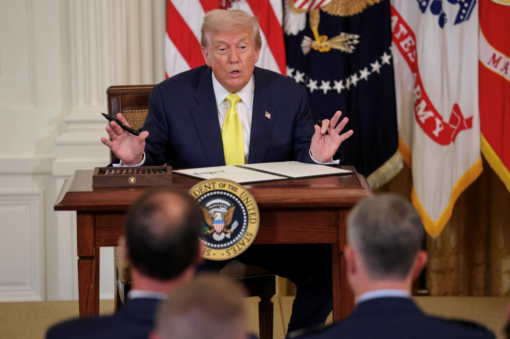 Americký prezident Donald Trump sa tvári ako záchranca Ameriky a Američanov. FOTO: REUTERS