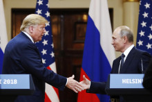 Na archívnej snímke z 16. júla 2018 americký prezident Donald Trump (vľavo) a ruský prezident Vladimir Putin si podávajú ruky na konci spoločnej tlačovej konferencie v Helsinkách. FOTO: TASR/AP
