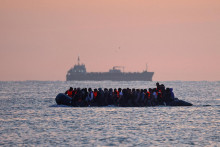 Skupina migrantov na nafukovacom člne opúšťa pobrežie severného Francúzska v snahe prekročiť Lamanšský prieliv a dostať sa do Británie. FOTO: Reuters