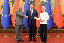 Čínsky prezident Si ťin-Pching na stretnutí so šéfkou Európskej komisie Ursulou von der Leyenovou a s prezidentom Európskej rady Antoniom Costom. FOTO: REUTERS/CHINA DAILY