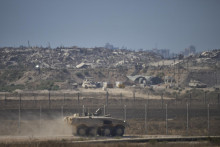 Obrnené vozidlo izraelskej armády sa pohybuje na juhu Izraela pozdĺž hraníc s Pásmom Gazy. FOTO: TASR/AP