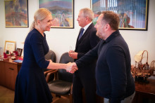 Ministerka hospodárstva Denisa Saková na snímke z roku 2024 víta vstup nového investora RIQ Investment do hodlingu Bukóza.
FOTO: RIQ Investment