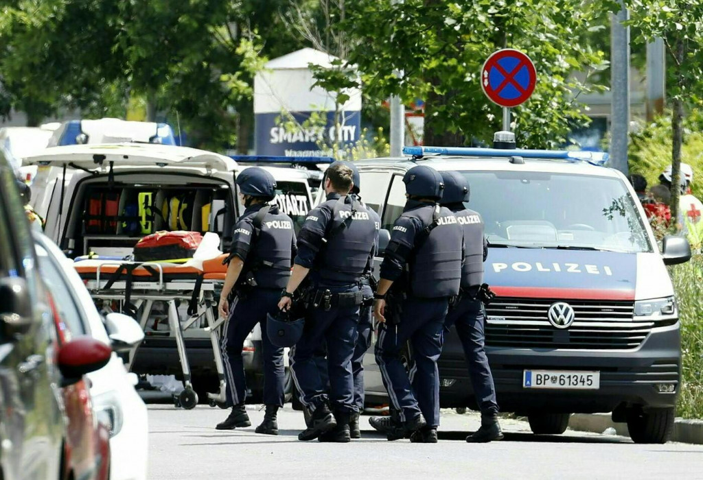 Polícia zasahuje po streľbe na škole v rakúskom meste Graz.
FOTO: Profimedia