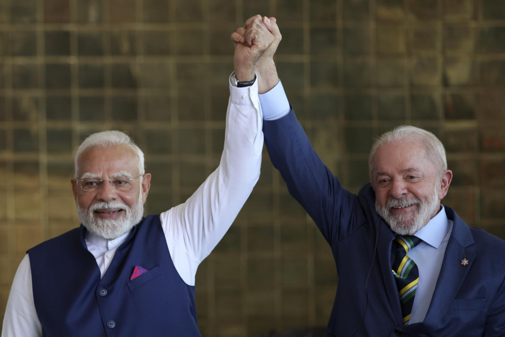 Indický premiér Naréndra Módí (vľavo) pózuje s brazílskym prezidentom Luizom Ináciom Lulom da Silvom počas ich stretnutia. FOTO: Reuters