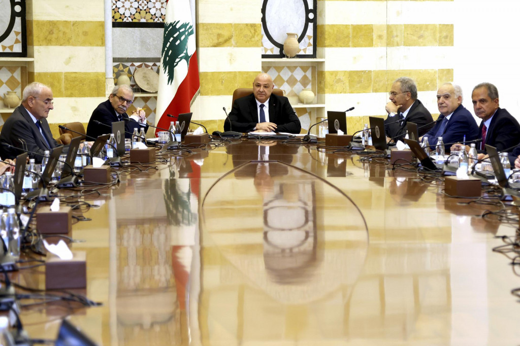 Libanonský prezident Džúzíf Awn (uprostred) a libanonský premiér Nawáf Salám (v pozadí vľavo) počas zasadnutia vládneho kabinetu v Bejrúte. FOTO: TASR/AP