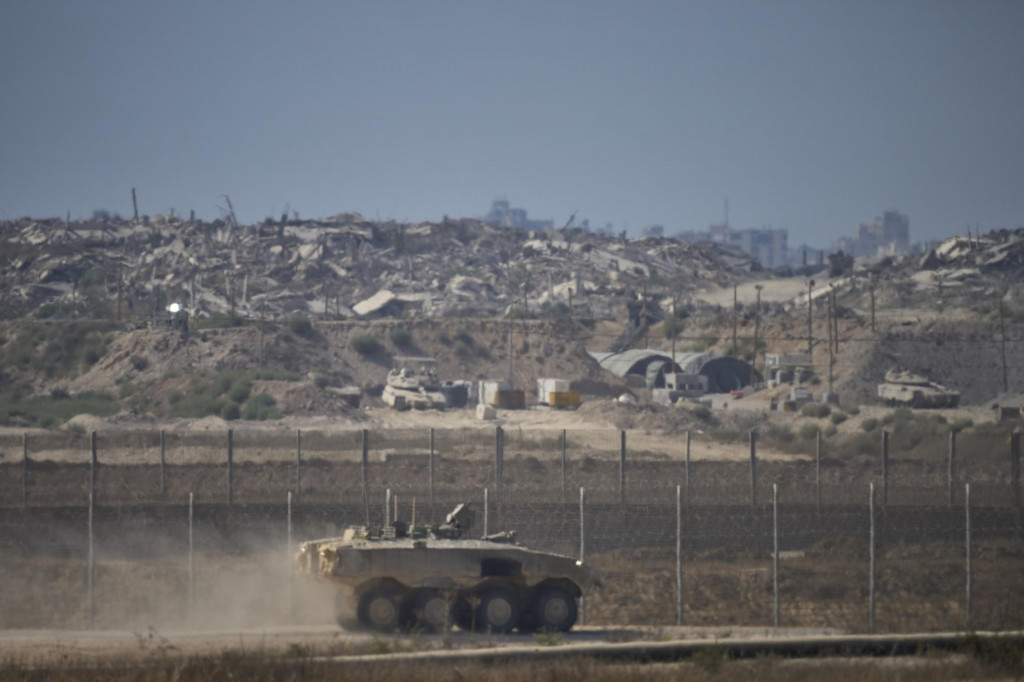 Obrnené vozidlo izraelskej armády sa pohybuje na juhu Izraela pozdĺž hraníc s Pásmom Gazy. FOTO: TASR/AP